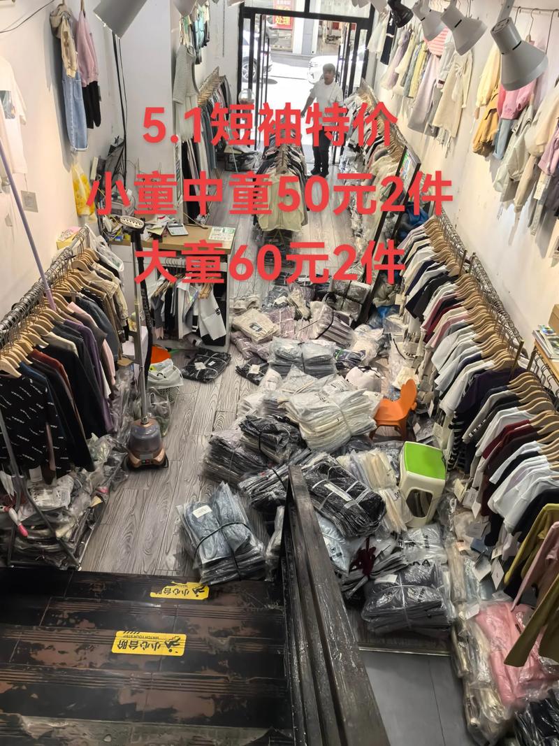 双阳区服装新趋势：从街头到T台潮流风向标